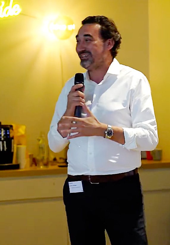 Nicolas Doudoux au micro lors d'un afterwork du Diginicom Club