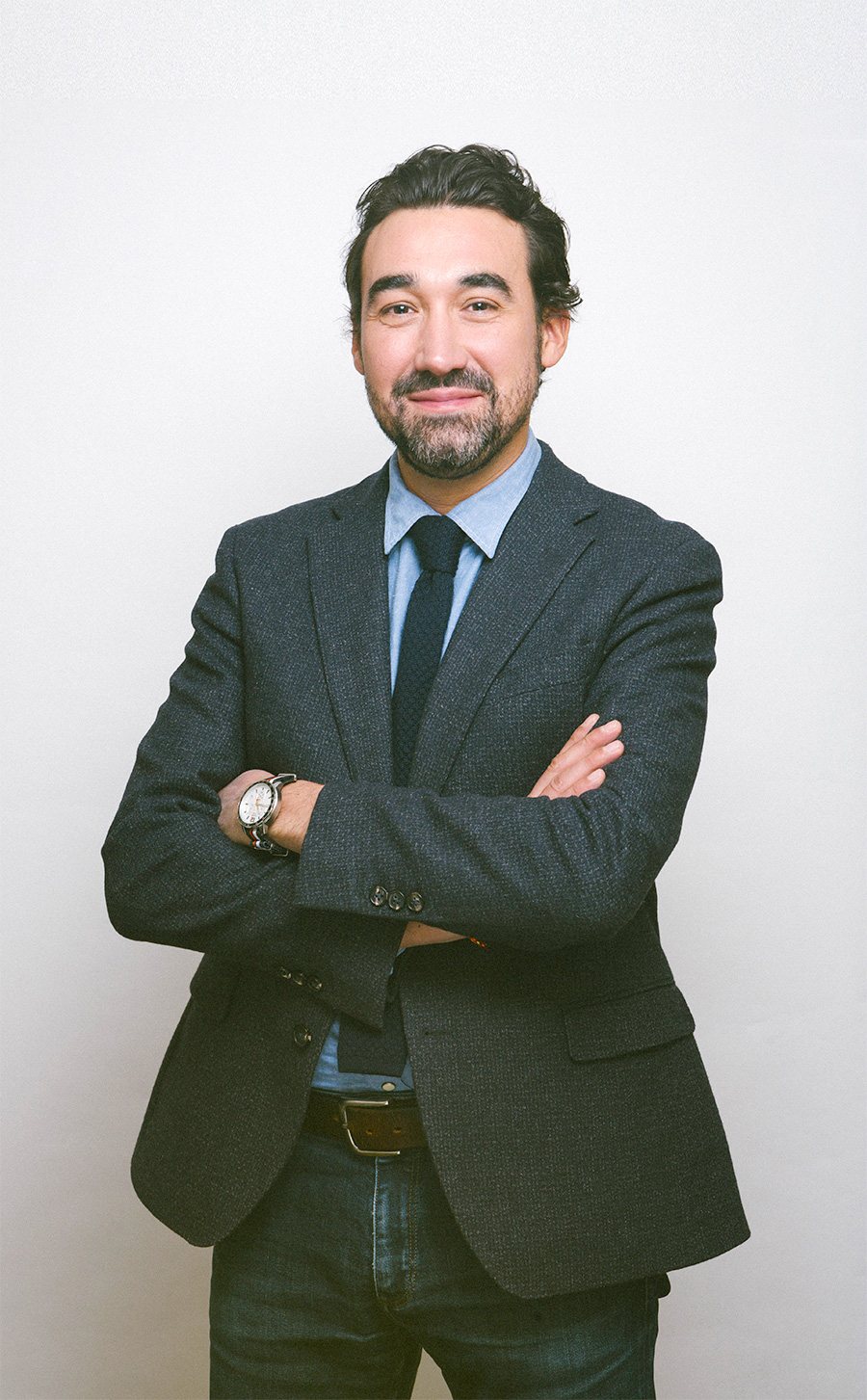 Portrait de Nicolas Doudoux, fondateur de Diginicom, bras croisés